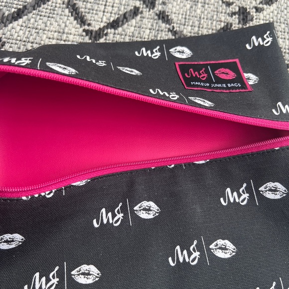 RARE 🩵 NWT MJ Lips Medium Makeup Junkie Bag - Picture 10 of 11